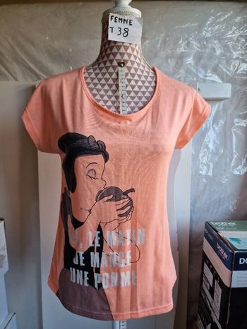 Tee-shirt, saumon, avec motif noir et gris, longueur 60cm, en très très bon état, en polyester, marq