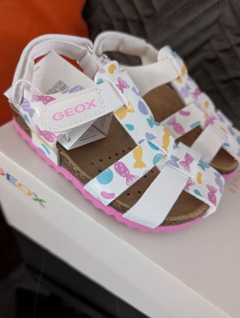 Sandales d'été fille. Semelle intérieure en cuir. Taille 25. Neuf. Geox 