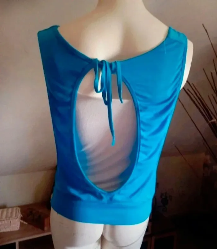 Tee shirt ( brassière intégrée) taille M - photo numéro 3