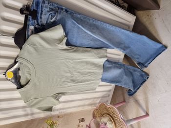 Ensemble femme composé d'un jean flare taille 36 jamais porté juste lavé trop long en longueur. et u