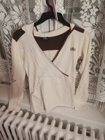 Polo manches longues fantaisie avec motifs et col V,  avec capuche, taille croisé devant