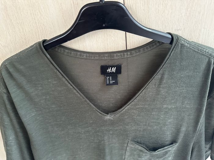 tee shirt kaki col V taille 34 H&M avec petite poche - photo numéro 2