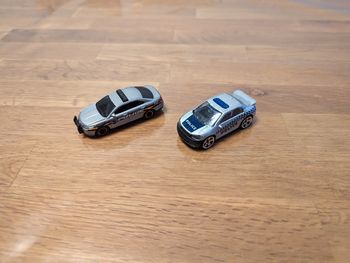 Lot 78 de 2 petites voitures de police