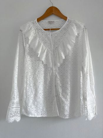 🌟 Blouse blanche avec broderie et détails