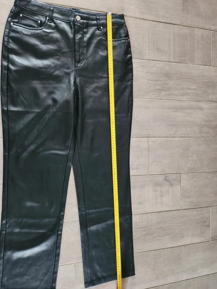Pantalon noir simili cuir kiabi taille 40 excellent état - photo numéro 5