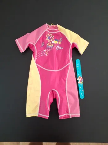 Combinaison anti-UV/ Combinaison de surf 4 ans très bon état