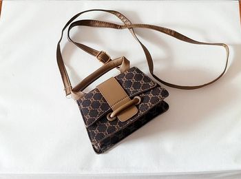 Sac à main marron motif monogramme avec bandoulière réglable