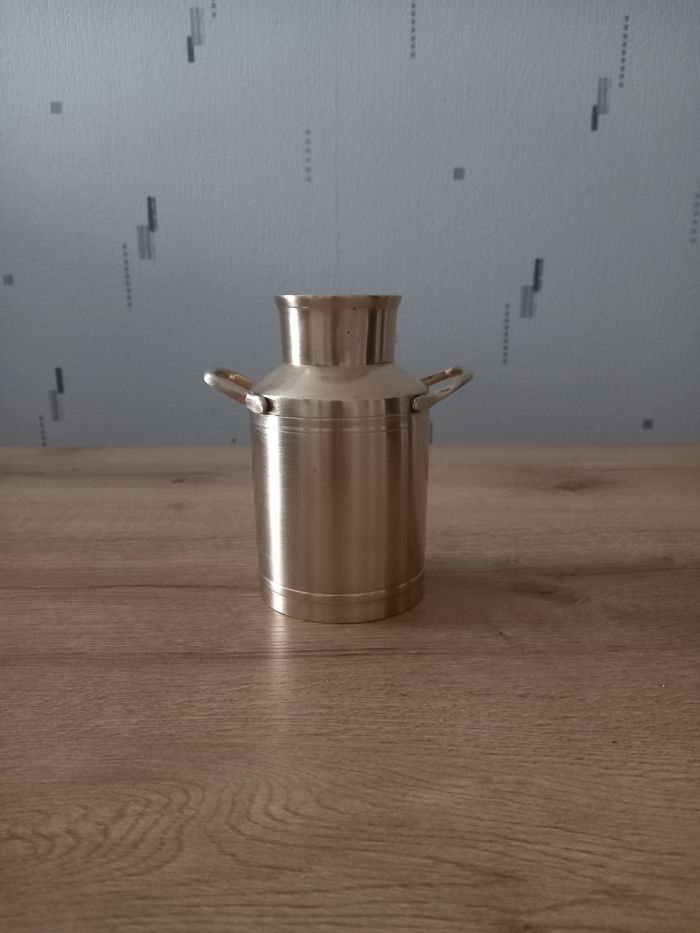 Pot à lait en laiton massif. - photo numéro 2