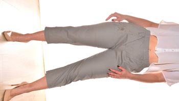 pantacourt léger décontracté taille S/M élastiqué motif floral discret kaki clair uni