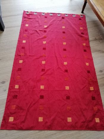 Rideau à œillets en bon état