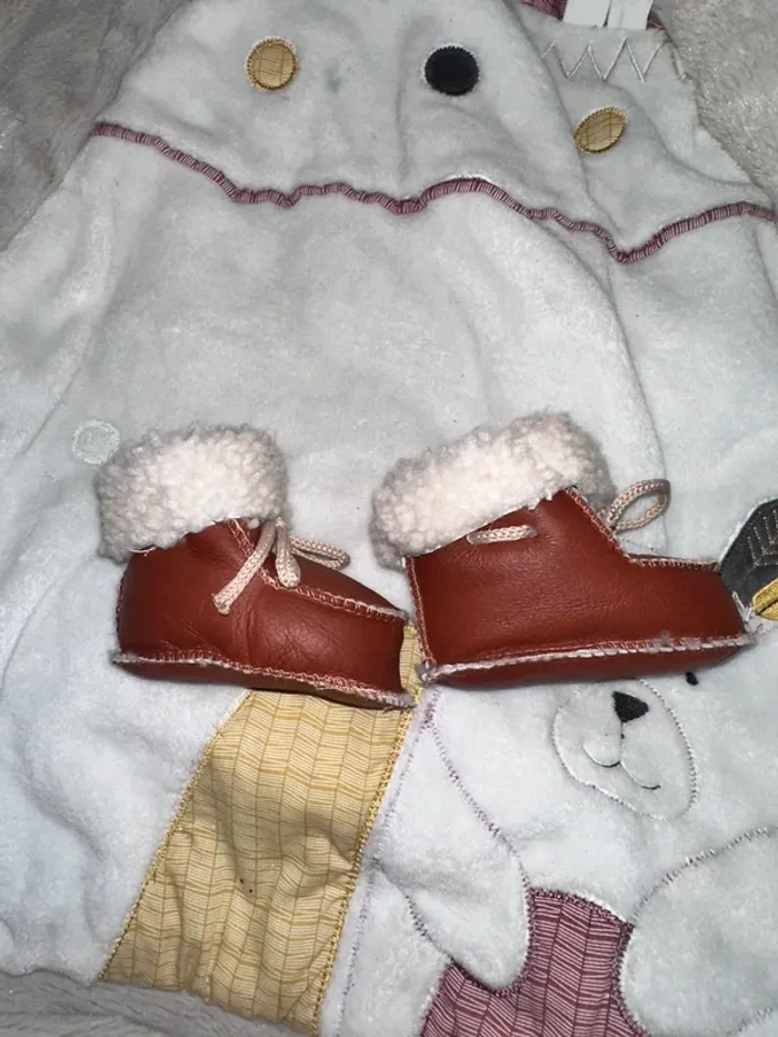Chaussons pour bébé en cuir marron avec doublure en laine - photo numéro 3