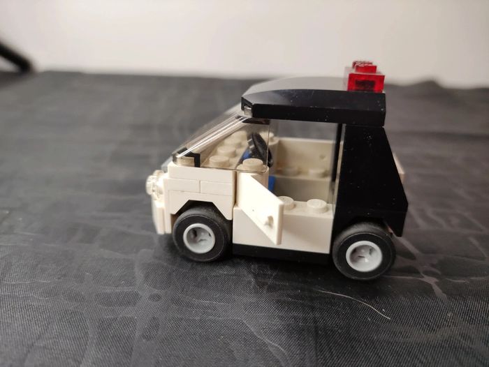 Petite voiture noire et blanche LEGO - photo numéro 5