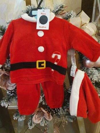 Ensemble de Noël 3 pièces ( haut , bas et bonnet) 9 mois