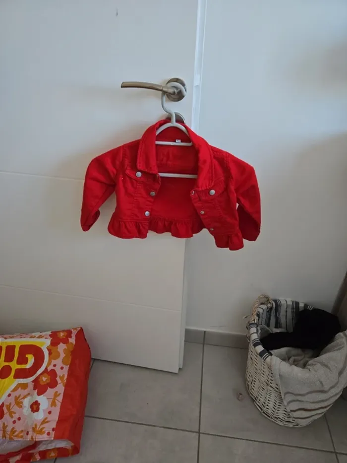 Veste un jean rouge 18 mois neuve