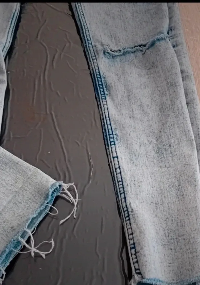 Très beau jean skinny troué aux genoux 9/10 ans - photo numéro 10