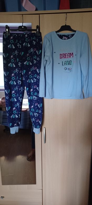 Très beau pyjama 2  pièces fille T 8 ans