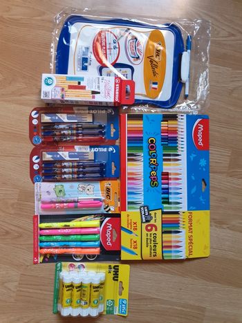 Lot complet neuf fournitures scolaires