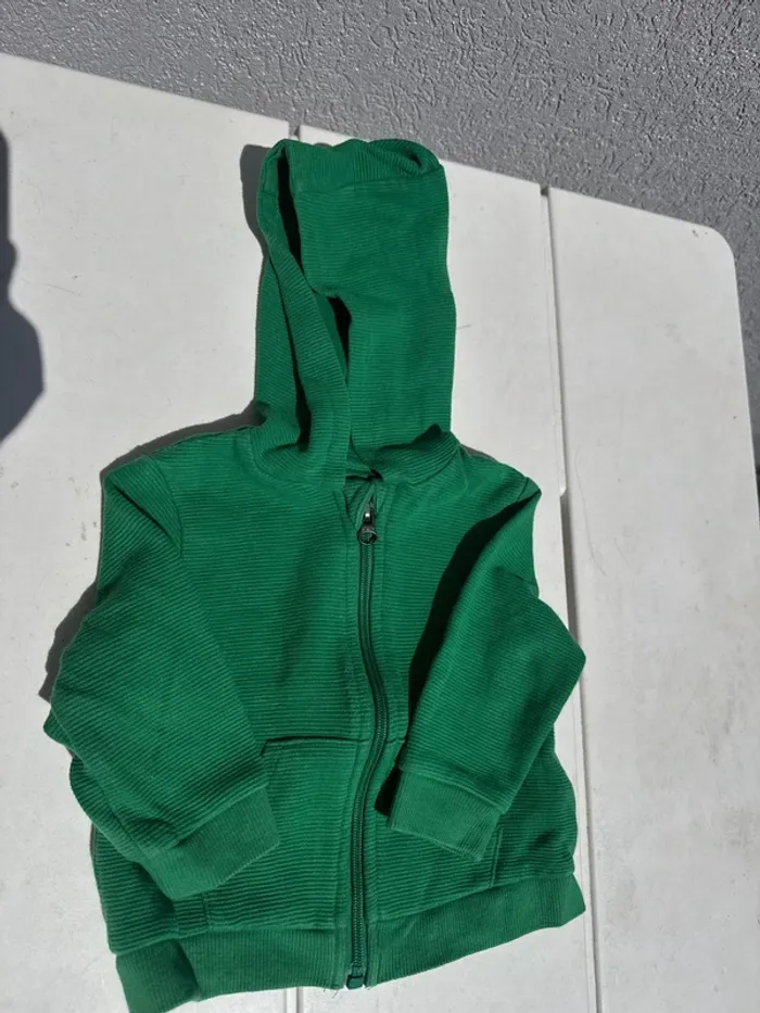 Gilet vert taille 6 mois