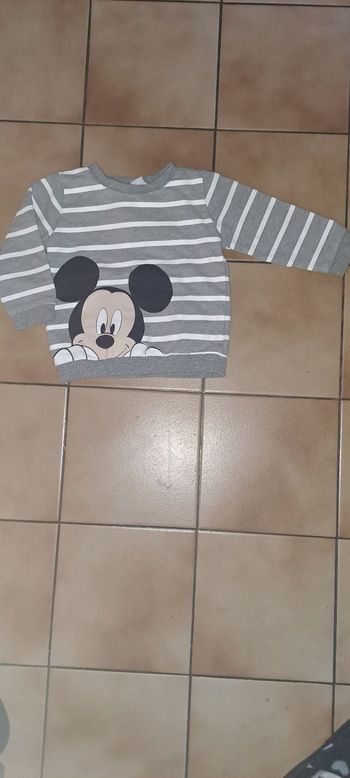 Pull gris mickey