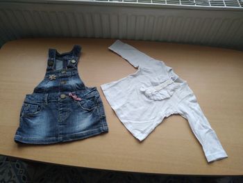 Robe en jean salopette Zara et t-shirt manches longues Zara