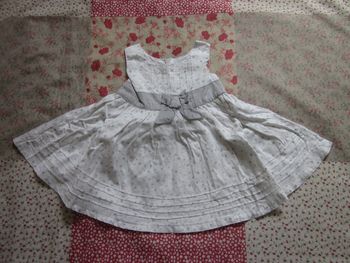 Robe sans manches blanche et grise 3 mois