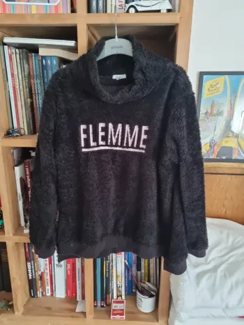 Pull cocooning noir doux brodé " flemme"