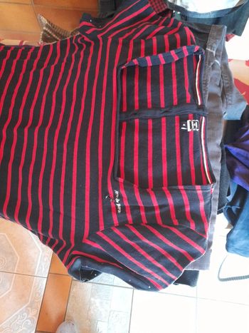 Tee-shirt noir et rouge