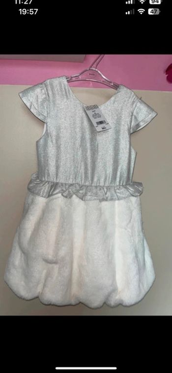 Robe dream neuve avec étiquette fourrure et argenté idéal fête de fin d’année magnifique porte