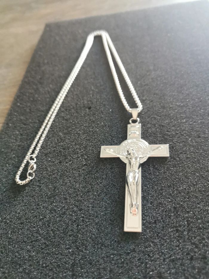 Collier et pendentif croix chrétienne