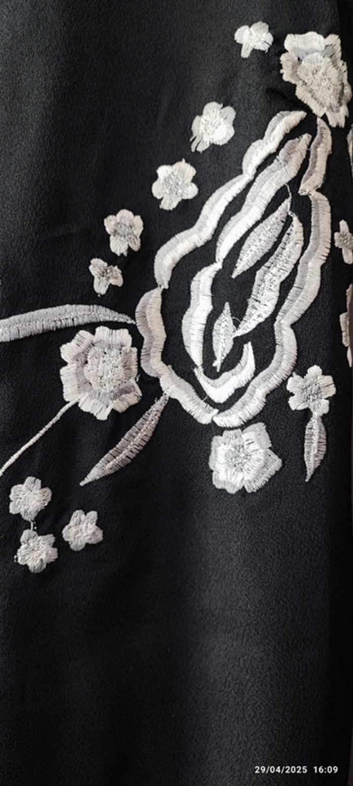 Robe noire longue brodée - photo numéro 5