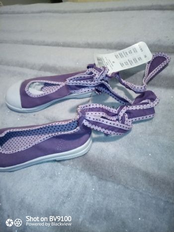 Chaussure neuve pointure 28 tape à l'oeil