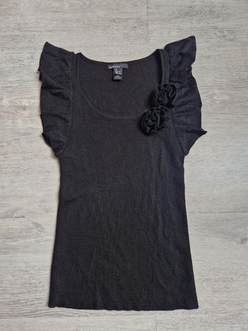 Top mango noir en maille avec fleurs indiqué taille S européenne mais convient à  un XS