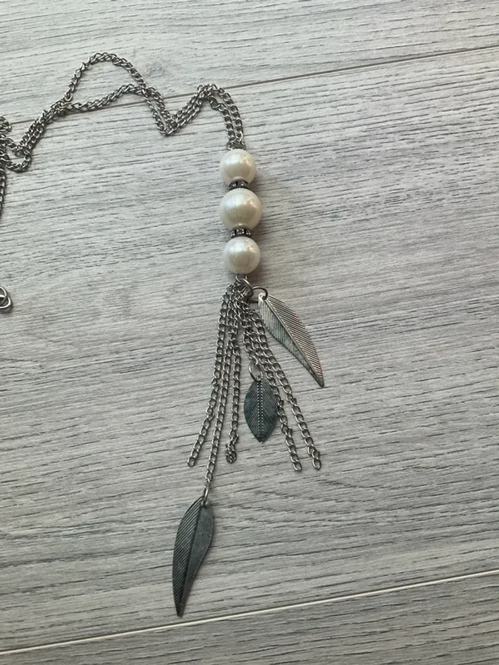Collier argenté avec boules blanches, chaînes et plumes - photo numéro 2