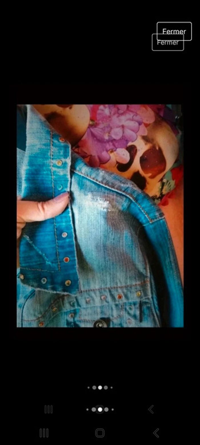 Veste en jean effet usé avec strass - photo numéro 4