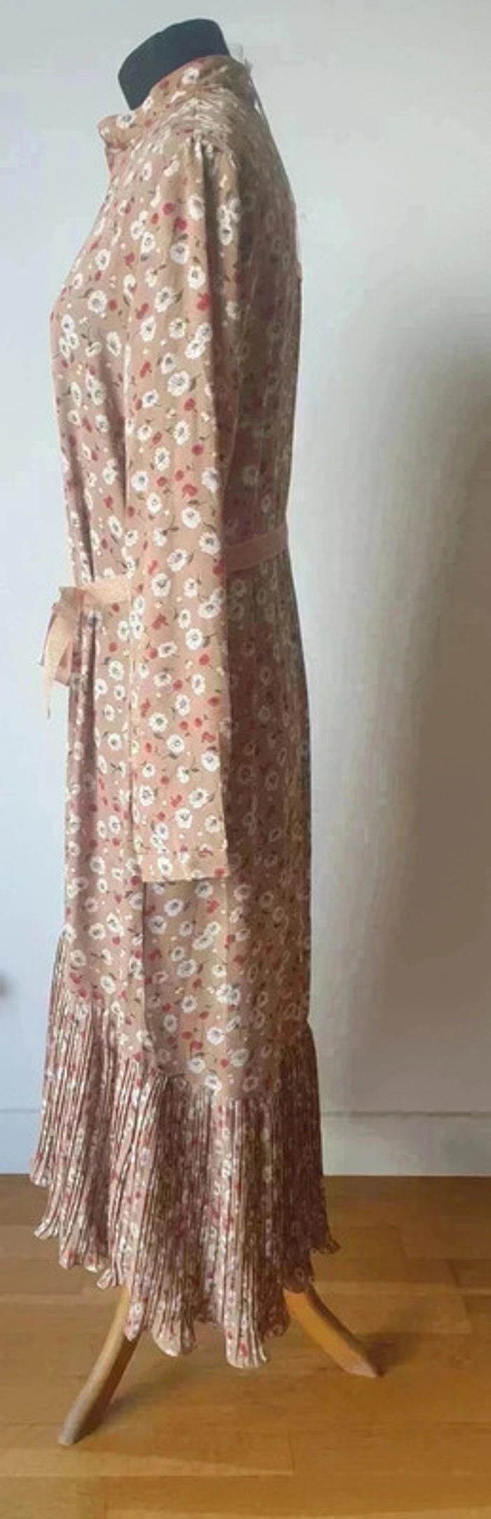 Idée cadeau 🎁- Robe Wiya S/M manches longues beige abricot NEUF . valeur d'achat 38 € - photo numéro 2