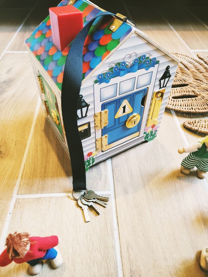 🏠Maison multi activités sonore avec serrures/verrous en bois et poupées marque Melissa & Doug - photo numéro 2