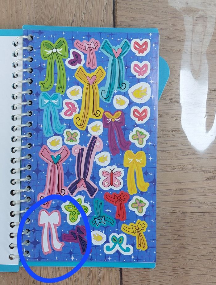 Lot de 2 cahiers d'activités Princesse Lot de 2 cahiers d'activités Princesse. 
Le 1er comporte des stickers à coller.
J'ai entouré sur les photos les stickers manquants et il manque 2 croquis.
Les autres n'ont pas été réalisés. 
Le 2è - photo numéro 5