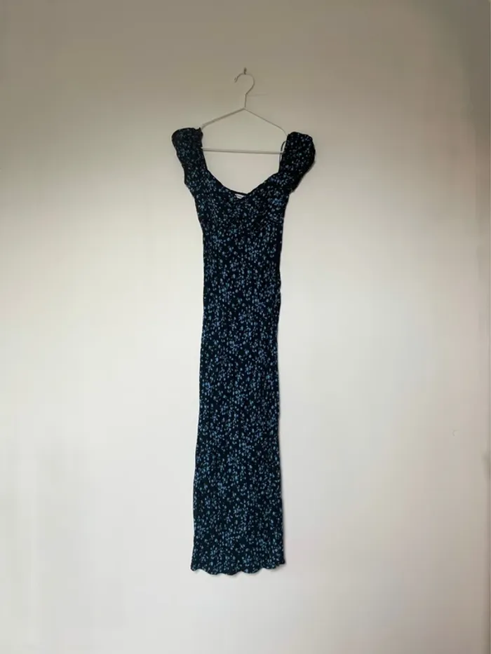 Robe noire à fleurs bleues - photo numéro 2
