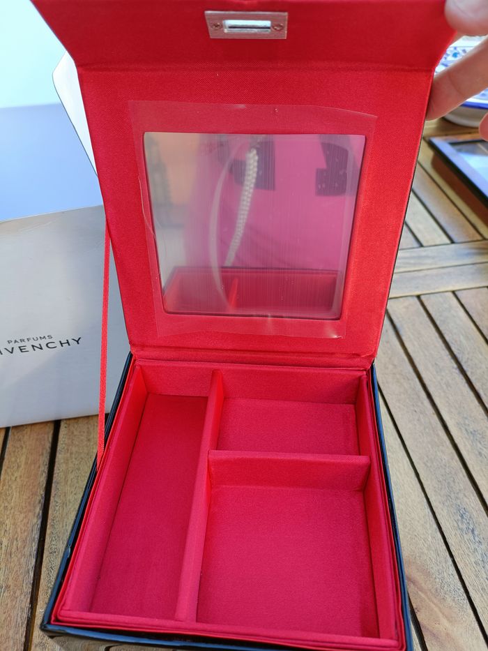 COFFRET A BIJOUX VERNIS NOIR GIVENCHY PARFUMS - photo numéro 3