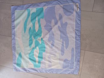 foulard couleurs pastels 67 x 67 cm Daniel Hechter (imperfections mineures)