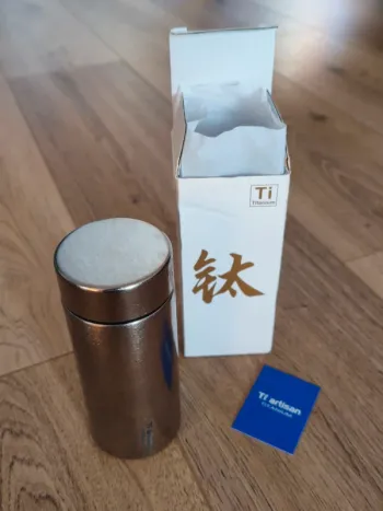 Thermos étanche (200ml) isolé! en titane.