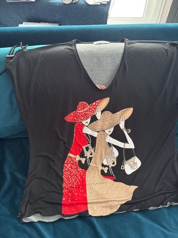 T-shirt sur fond noir