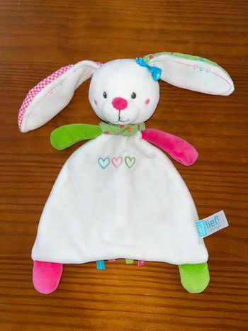 Doudou lapin plat, velours blanc, cœur rose, vert, bleu, lief - ruban, tissu bandana