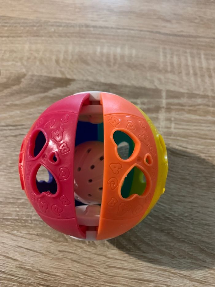 Balle tourbillonnante arc en ciel avec son de hochet playgo - photo numéro 2