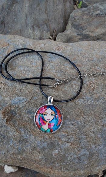 Collier pendentif bohème  argenté sur cordon noir