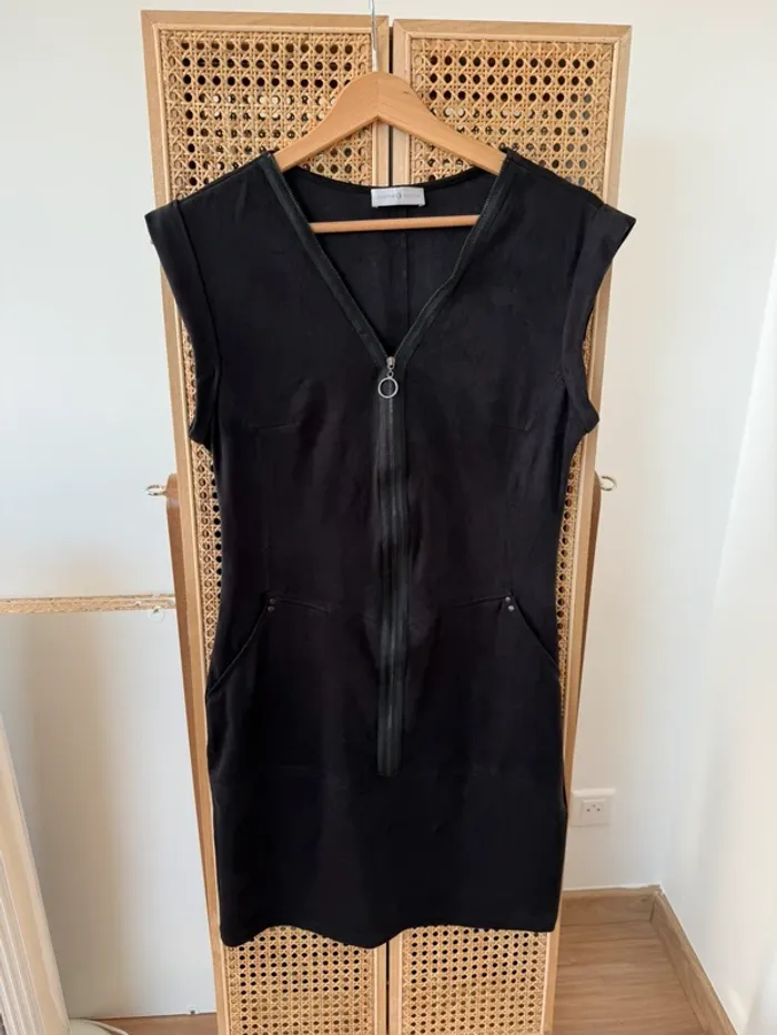 Robe en suédine noire