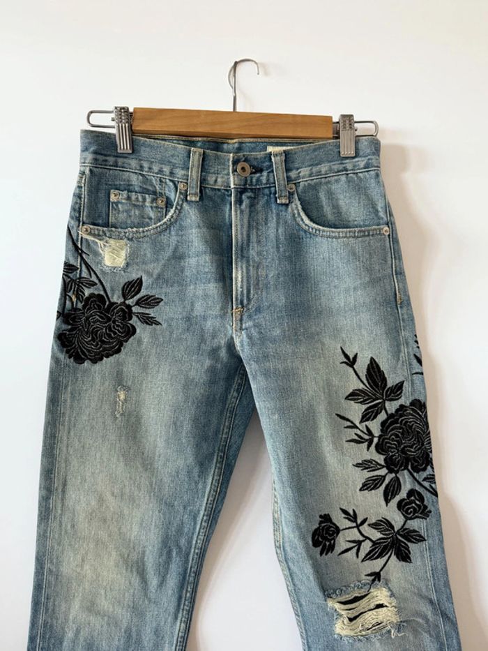 Jean bleu broderies florales noires • Blue jeans with black floral embroidery Rag&Bone Taille 34 - photo numéro 2