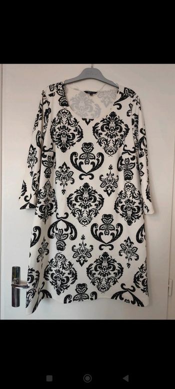 Belle robe trapèze blanche à motifs noirs taille 42 M&S Mode