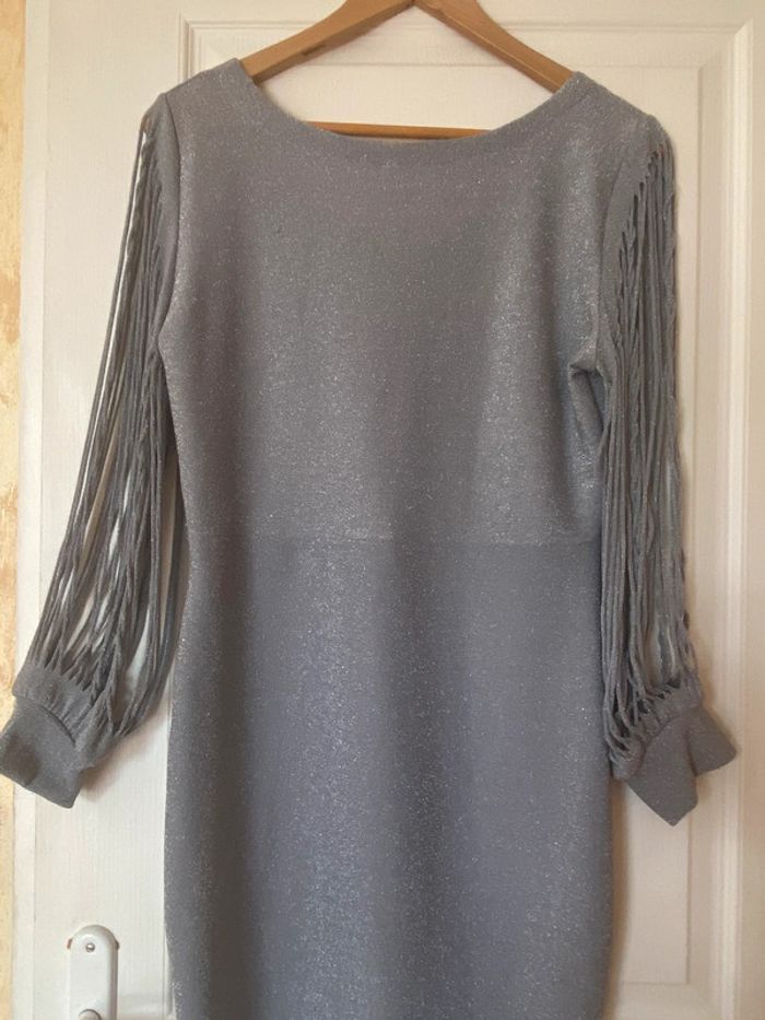 Jolie robe fluide en lamé gris très originale - photo numéro 3