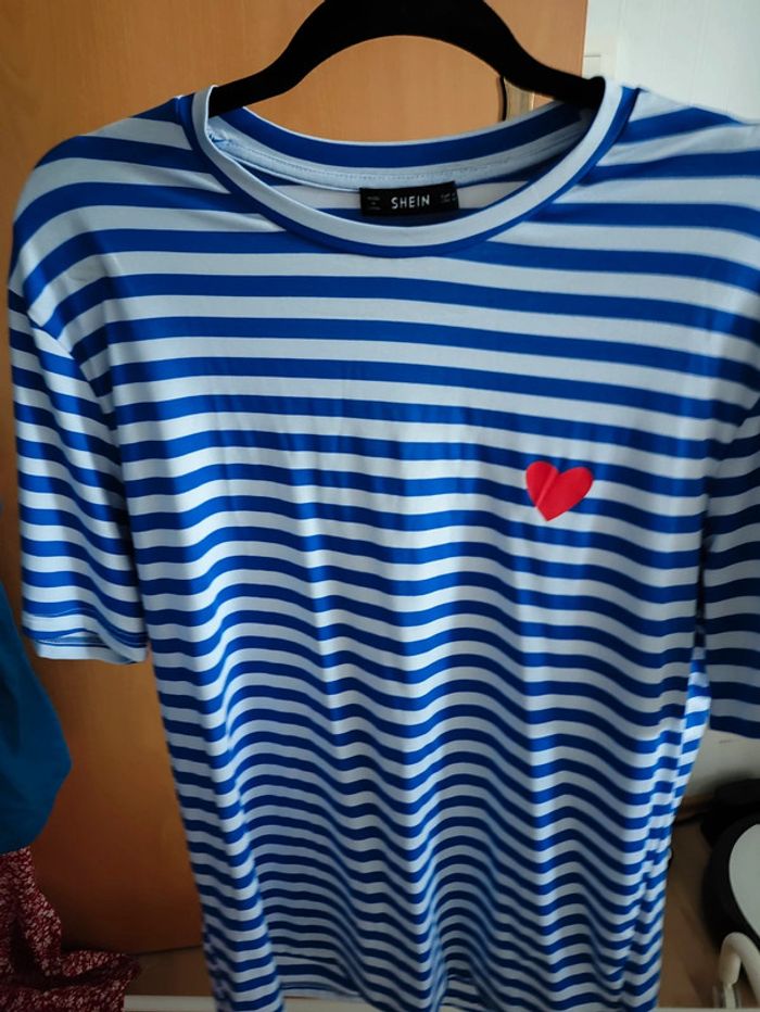 T-shirt rayé bleu, blanc petit cœur rouge M